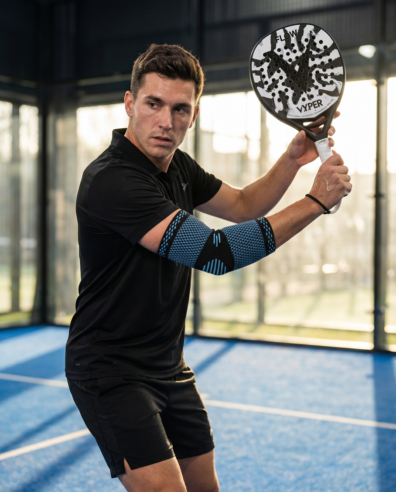 Padel-Spieler mit schwarz-blauer VYPER Padel Sleeve und VYPER FLOW Schläger beim Backhand