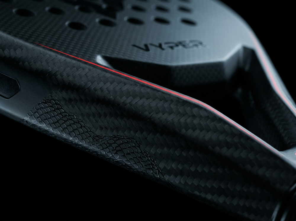 VYPER Padel Schläger — Schweizer Präzision, Carbon-Detail mit rotem Akzent