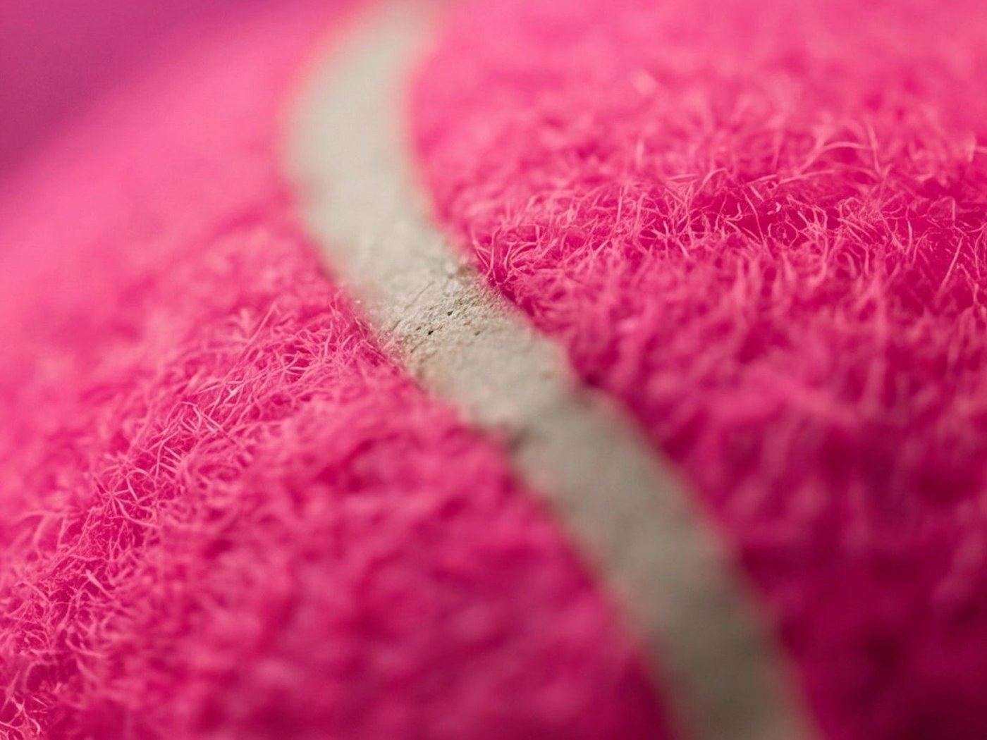 Makro-Aufnahme der pink-pigmentierten Premium-Filzhülle des VYPER Blaze Pink