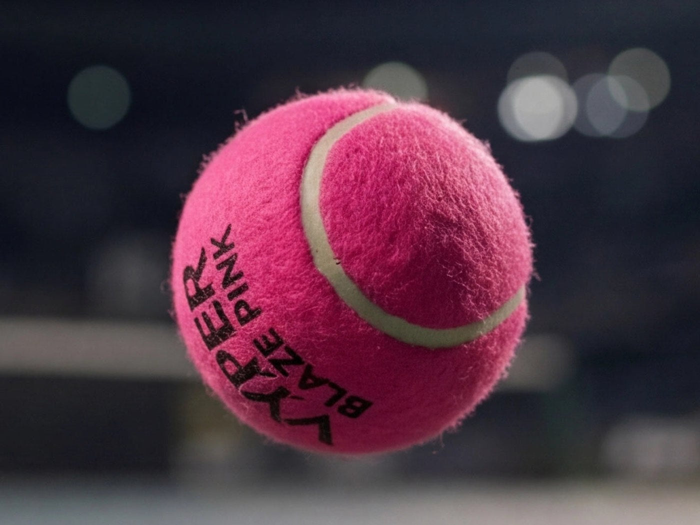 VYPER Blaze Pink Padel-Ball in der Luft über dem Court