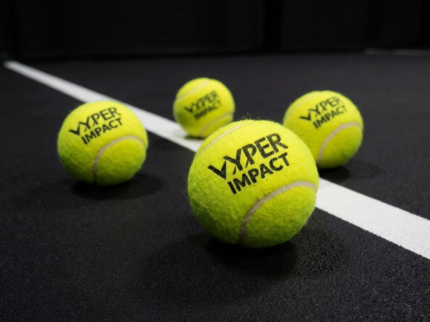 Mehrere VYPER Impact Padel-Bälle auf dem Court