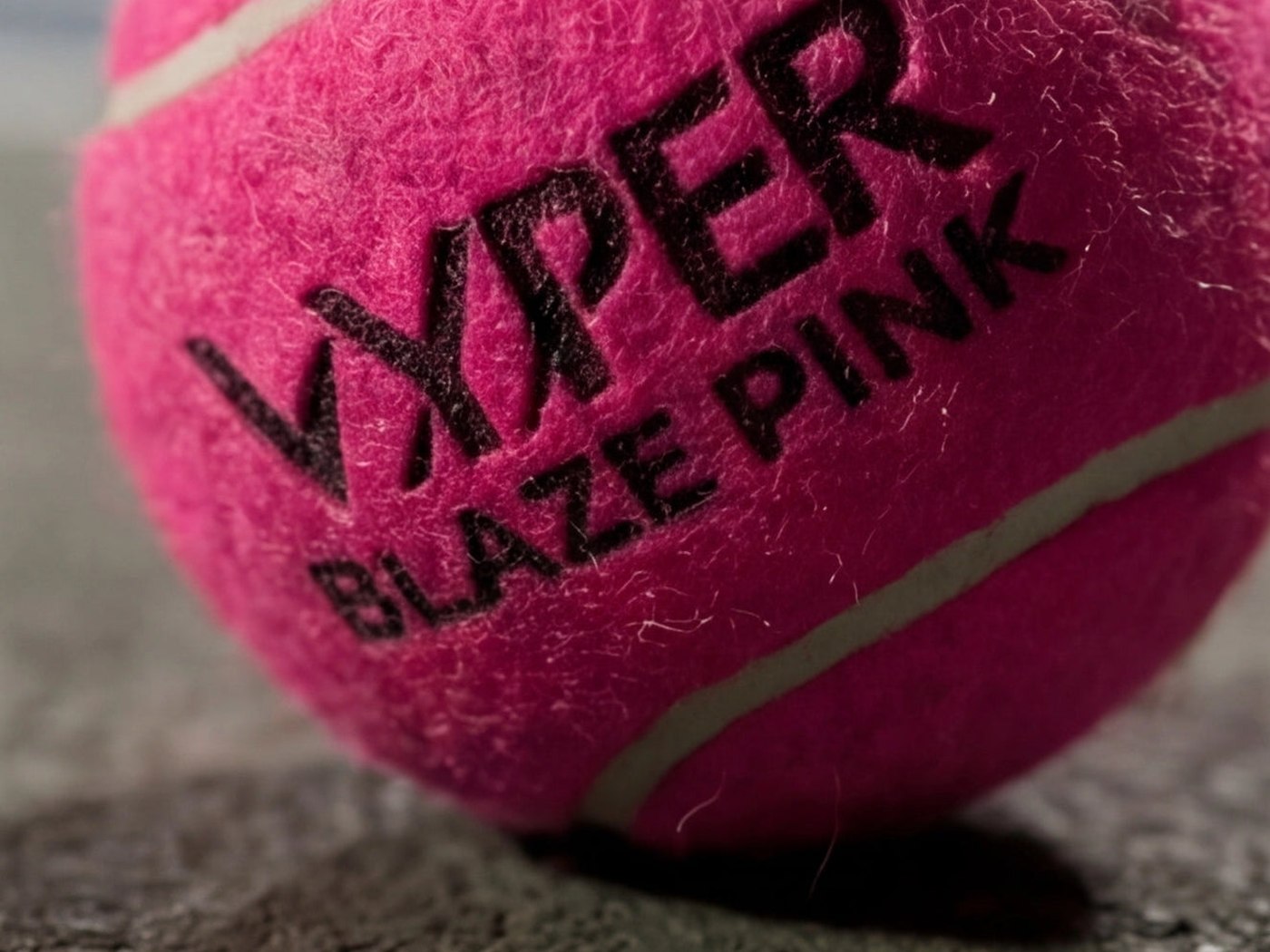 VYPER Blaze Pink Padel-Ball auf dem Court