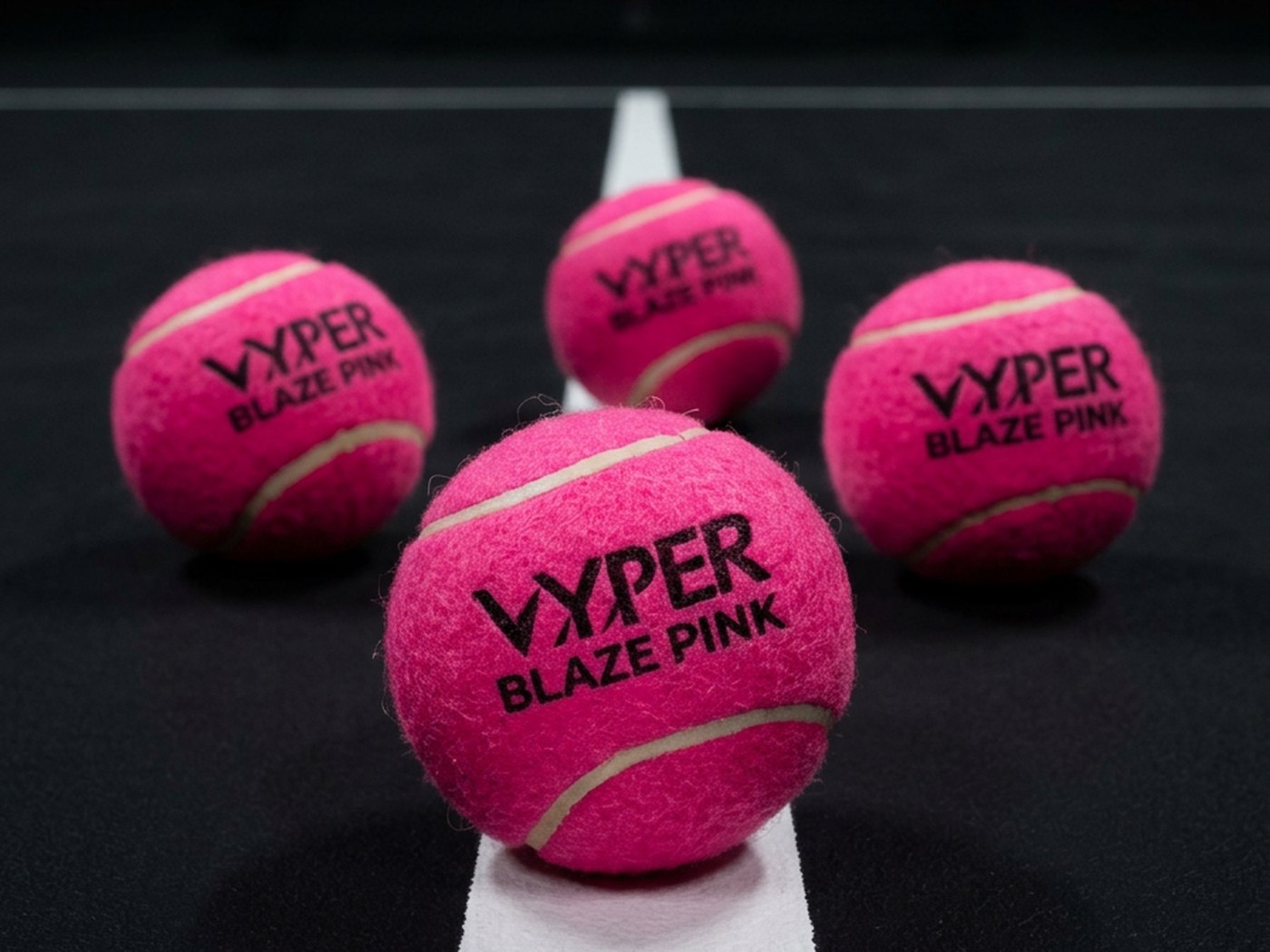 Mehrere VYPER Blaze Pink Padel-Bälle auf dem Court